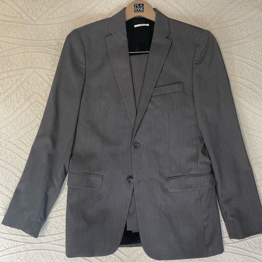 Calvin Klein grey men’s slim cut suit in excellent condition.